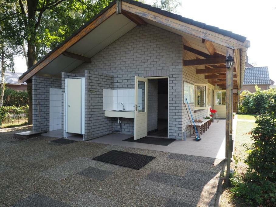 Chalet - Camping 'T Dekske Wintelre Exteriör bild